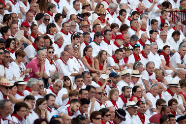 Público asistente a la Plaza de Toros de Pamplona durante la tercera corrida de la Feria del Toro 2018.