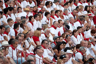Público asistente a la Plaza de Toros de Pamplona durante la tercera corrida de la Feria del Toro 2018.