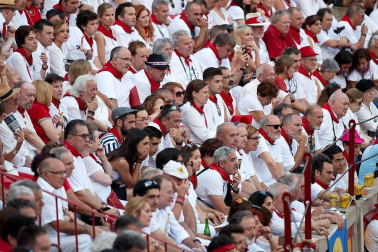 Público asistente a la Plaza de Toros de Pamplona durante la tercera corrida de la Feria del Toro 2018.