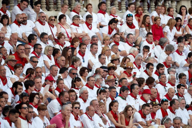 Público asistente a la Plaza de Toros de Pamplona durante la tercera corrida de la Feria del Toro 2018.
