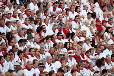 Público asistente a la Plaza de Toros de Pamplona durante la tercera corrida de la Feria del Toro 2018.