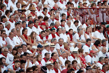 Público asistente a la Plaza de Toros de Pamplona durante la tercera corrida de la Feria del Toro 2018.