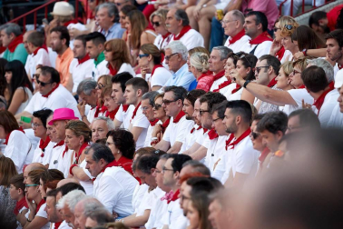 Público asistente a la Plaza de Toros de Pamplona durante la tercera corrida de la Feria del Toro 2018.