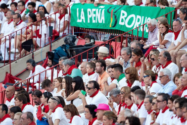 Público asistente a la Plaza de Toros de Pamplona durante la tercera corrida de la Feria del Toro 2018.