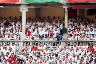 Público asistente a la Plaza de Toros de Pamplona durante la tercera corrida de la Feria del Toro 2018.