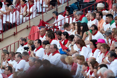 Público asistente a la Plaza de Toros de Pamplona durante la tercera corrida de la Feria del Toro 2018.