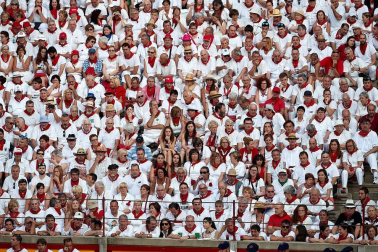 Público asistente a la Plaza de Toros de Pamplona durante la tercera corrida de la Feria del Toro 2018.