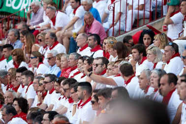 Público asistente a la Plaza de Toros de Pamplona durante la tercera corrida de la Feria del Toro 2018.