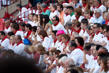 Público asistente a la Plaza de Toros de Pamplona durante la tercera corrida de la Feria del Toro 2018.