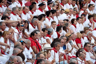 Público asistente a la Plaza de Toros de Pamplona durante la tercera corrida de la Feria del Toro 2018.