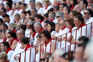 Público asistente a la Plaza de Toros de Pamplona durante la tercera corrida de la Feria del Toro 2018.