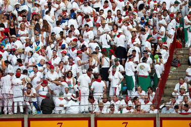 Público asistente a la Plaza de Toros de Pamplona durante la tercera corrida de la Feria del Toro 2018.