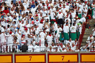 Público asistente a la Plaza de Toros de Pamplona durante la tercera corrida de la Feria del Toro 2018.