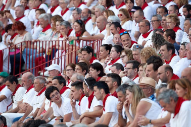 Público asistente a la Plaza de Toros de Pamplona durante la tercera corrida de la Feria del Toro 2018.