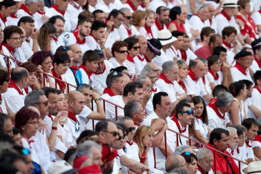 Público asistente a la Plaza de Toros de Pamplona durante la tercera corrida de la Feria del Toro 2018.