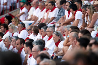Público asistente a la Plaza de Toros de Pamplona durante la tercera corrida de la Feria del Toro 2018.