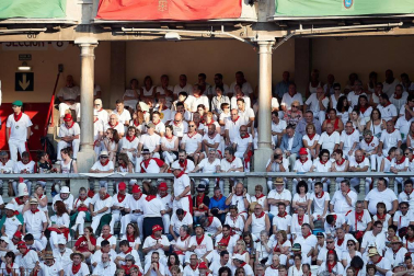 Público asistente a la Plaza de Toros de Pamplona durante la tercera corrida de la Feria del Toro 2018.