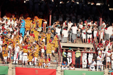 Público asistente a la Plaza de Toros de Pamplona durante la tercera corrida de la Feria del Toro 2018.