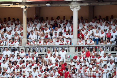 Público asistente a la Plaza de Toros de Pamplona durante la tercera corrida de la Feria del Toro 2018.