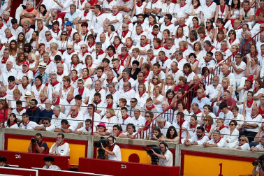 Público asistente a la Plaza de Toros de Pamplona durante la tercera corrida de la Feria del Toro 2018.