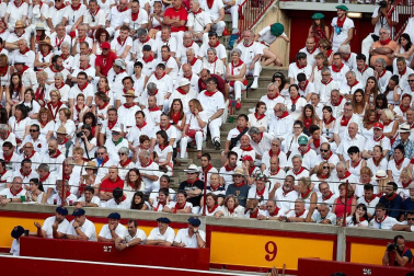 Público asistente a la Plaza de Toros de Pamplona durante la tercera corrida de la Feria del Toro 2018.