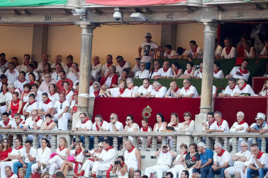 Público asistente a la Plaza de Toros de Pamplona durante la tercera corrida de la Feria del Toro 2018.