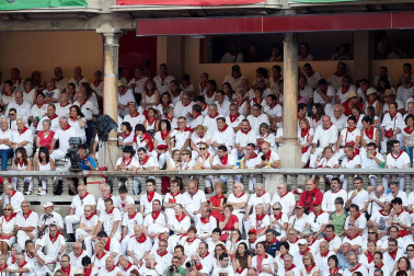Público asistente a la Plaza de Toros de Pamplona durante la tercera corrida de la Feria del Toro 2018.
