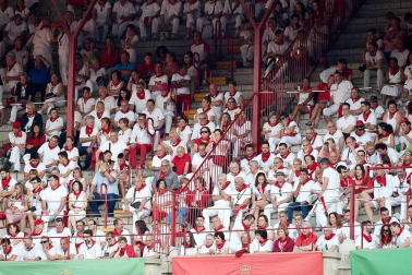 Público asistente a la Plaza de Toros de Pamplona durante la tercera corrida de la Feria del Toro 2018.