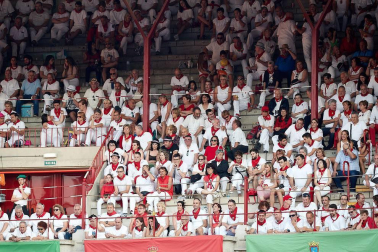 Público asistente a la Plaza de Toros de Pamplona durante la tercera corrida de la Feria del Toro 2018.