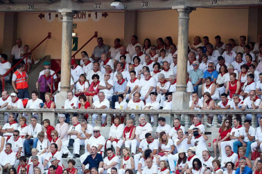 Público asistente a la Plaza de Toros de Pamplona durante la tercera corrida de la Feria del Toro 2018.