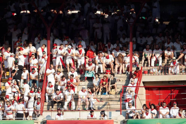 Público asistente a la Plaza de Toros de Pamplona durante la tercera corrida de la Feria del Toro 2018.
