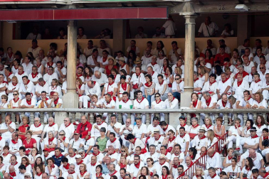 Público asistente a la Plaza de Toros de Pamplona durante la tercera corrida de la Feria del Toro 2018.