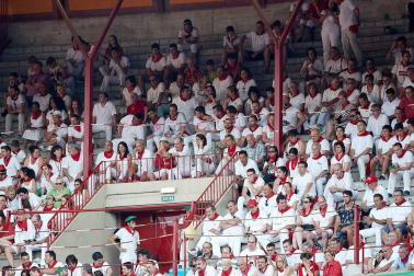 Público asistente a la Plaza de Toros de Pamplona durante la tercera corrida de la Feria del Toro 2018.