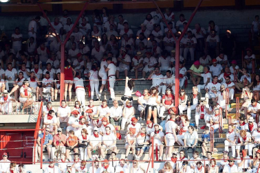 Público asistente a la Plaza de Toros de Pamplona durante la tercera corrida de la Feria del Toro 2018.