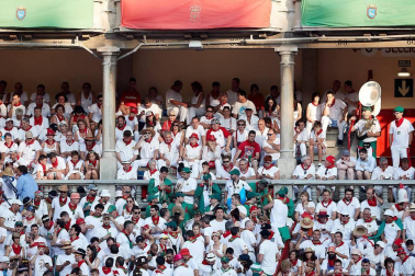 Público asistente a la Plaza de Toros de Pamplona durante la tercera corrida de la Feria del Toro 2018.