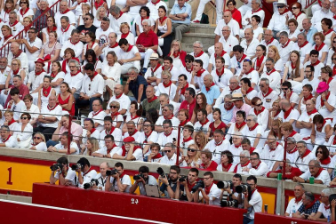Público asistente a la Plaza de Toros de Pamplona durante la tercera corrida de la Feria del Toro 2018.