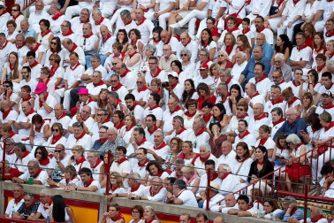 Público asistente a la Plaza de Toros de Pamplona durante la tercera corrida de la Feria del Toro 2018.