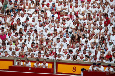 Público asistente a la Plaza de Toros de Pamplona durante la tercera corrida de la Feria del Toro 2018.