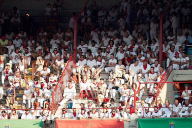 Público asistente a la Plaza de Toros de Pamplona durante la tercera corrida de la Feria del Toro 2018.