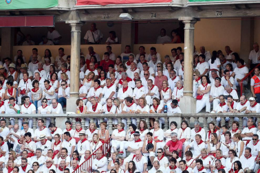 Público asistente a la Plaza de Toros de Pamplona durante la tercera corrida de la Feria del Toro 2018.