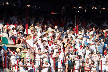 Público asistente a la Plaza de Toros de Pamplona durante la tercera corrida de la Feria del Toro 2018.