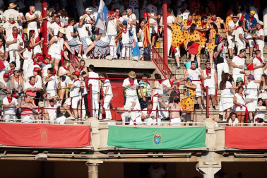 Público asistente a la Plaza de Toros de Pamplona durante la tercera corrida de la Feria del Toro 2018.