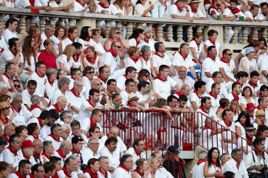 Público asistente a la Plaza de Toros de Pamplona durante la tercera corrida de la Feria del Toro 2018.
