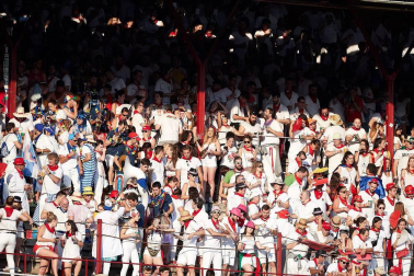 Público asistente a la Plaza de Toros de Pamplona durante la tercera corrida de la Feria del Toro 2018.