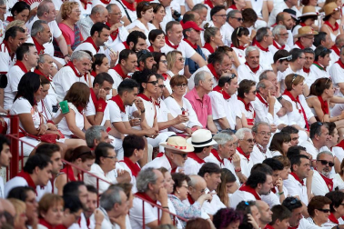 Público asistente a la Plaza de Toros de Pamplona durante la tercera corrida de la Feria del Toro 2018.