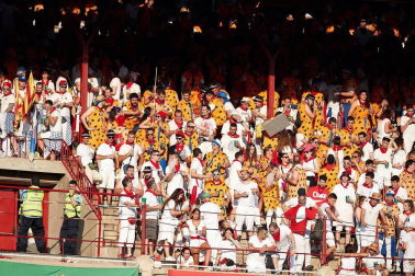 Público asistente a la Plaza de Toros de Pamplona durante la tercera corrida de la Feria del Toro 2018.