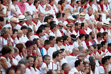 Público asistente a la Plaza de Toros de Pamplona durante la tercera corrida de la Feria del Toro 2018.