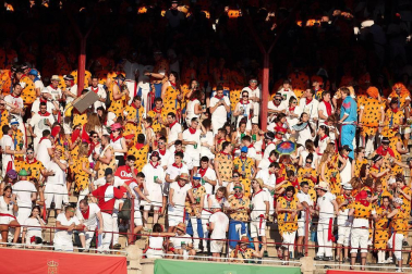 Público asistente a la Plaza de Toros de Pamplona durante la tercera corrida de la Feria del Toro 2018.