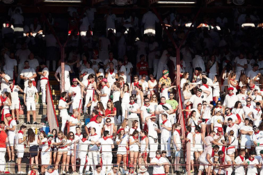 Público asistente a la Plaza de Toros de Pamplona durante la tercera corrida de la Feria del Toro 2018.