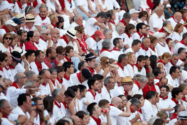 Público asistente a la Plaza de Toros de Pamplona durante la tercera corrida de la Feria del Toro 2018.